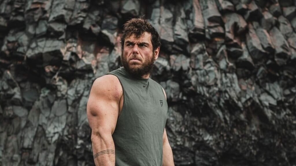 Ross Edgley first ever to swim 1,000 miles around Iceland, receives praise from Chris Hemsworth