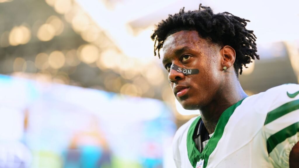 Sauce Gardner signs Colts jerseys for young Jets fans from viral video